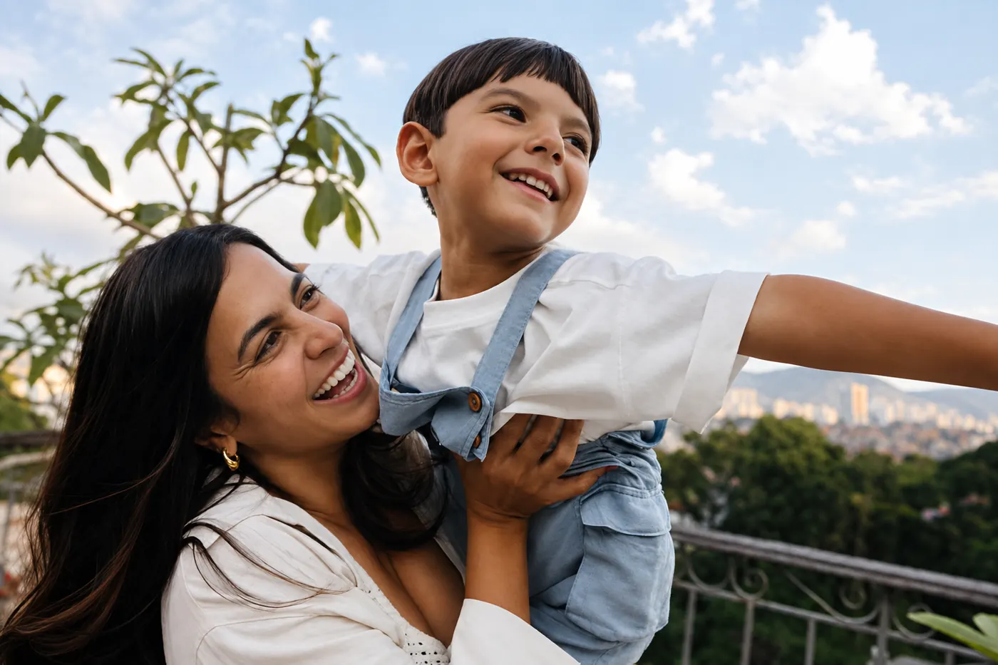 Madre e hijo disfrutando, protegidos por Visible Seguros