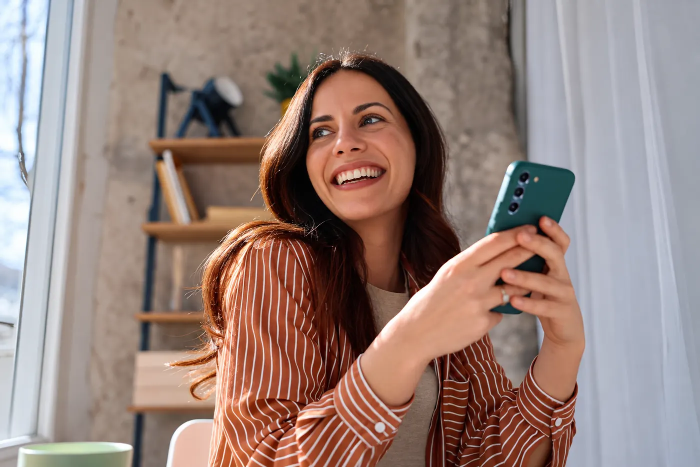 Persona feliz escribiéndonos por WhatsApp
